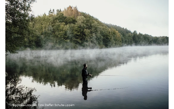 Angler mit Nebel 2, Foto TV Biggesee-Listersee.jpg