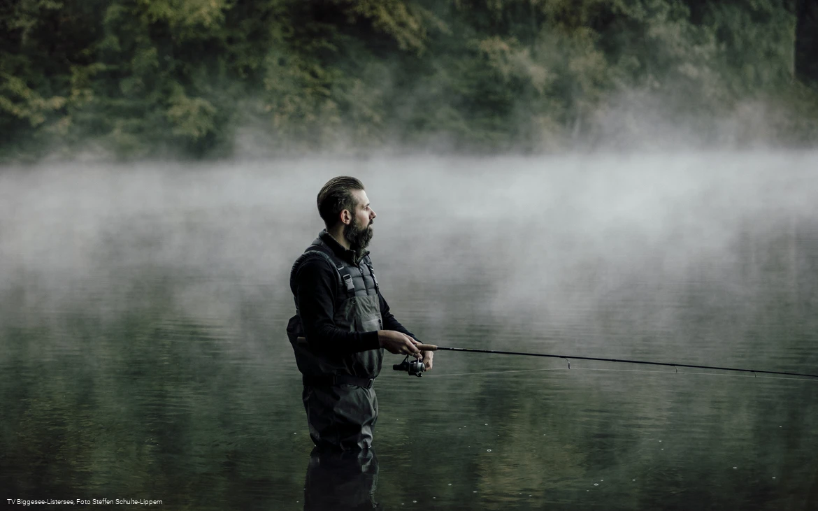 Angler mit Nebel 1, Foto TV Biggesee-Listersee.jpg