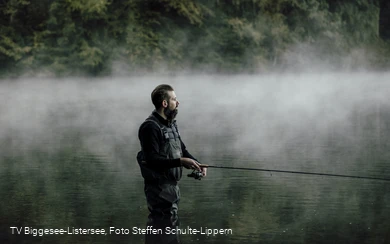 Angler mit Nebel 1, Foto TV Biggesee-Listersee.jpg