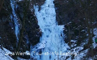 eingefrorener Wasserfall im März